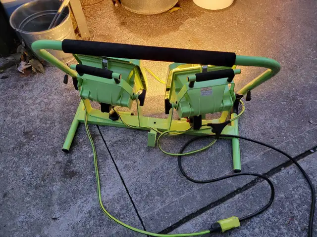 Heavy duty Construction lighting in excellent condition . in Outdoor Tools & Storage in Windsor Region - Image 3