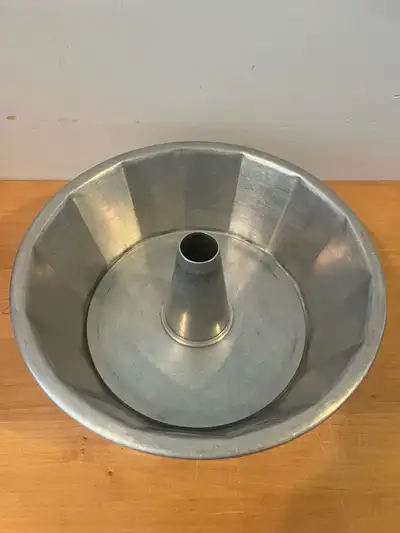 Bake the fluffiest angel food cakes with this vintage aluminum pan! This used pan is in good conditi...