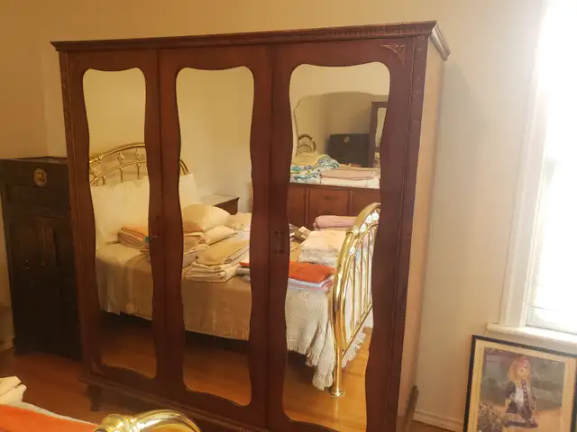 elegant vintage style wardrobe in Beds & Mattresses in City of Toronto - Image 3