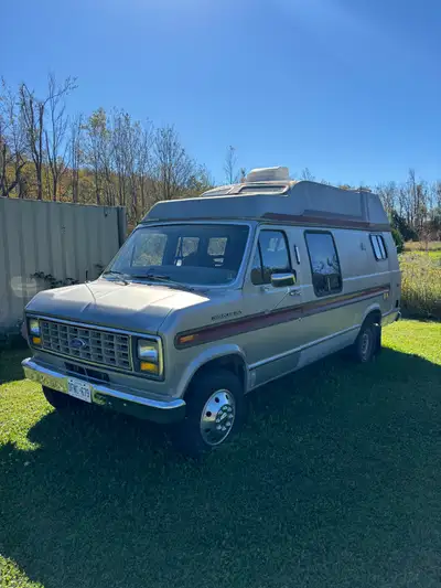 5.8L Windsor engine only 149k. Frame is in great shape no rotting. Interior has been stripped ready...