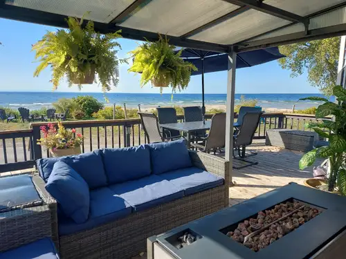 Invest for short-term rentals or enjoy this cozy cottage. Just a 5-minute walk from the beach. On si...
