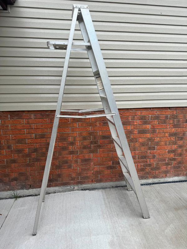Reynolds 8 Foot Aluminum Ladder in Ladders & Scaffolding in St. Catharines - Image 2