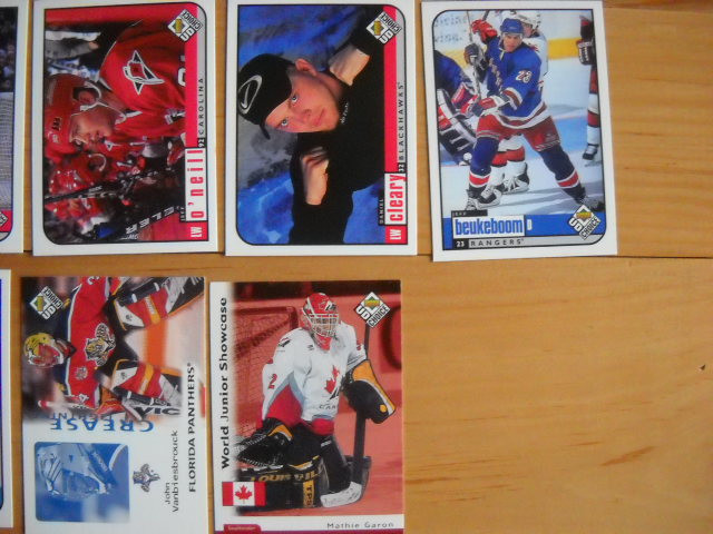 9 cartes de hockey de 1998 dans Art et objets de collection  à Saguenay - Image 3