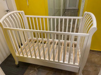 Italian Bellini Annie Crib in Distressed White