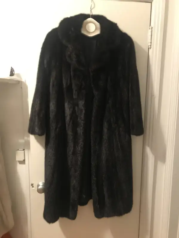 Long Black Mink Coat in Other in City of Montréal - Image 3