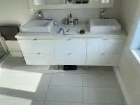 Comptoir quartz avec lavabos et robinets