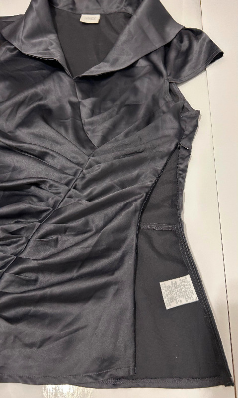 Beautiful grey blouse top. Suzy Shier. Size MEDIUM. in Women's - Tops & Outerwear in Winnipeg - Image 4