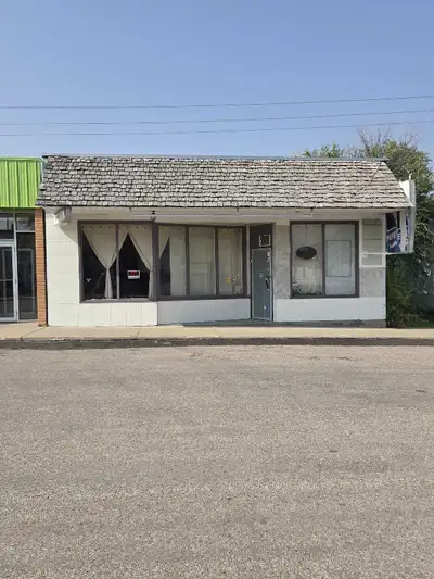 Unique home/Fully equipped restaurant for sale, new outside paint just done, living quarters in the...