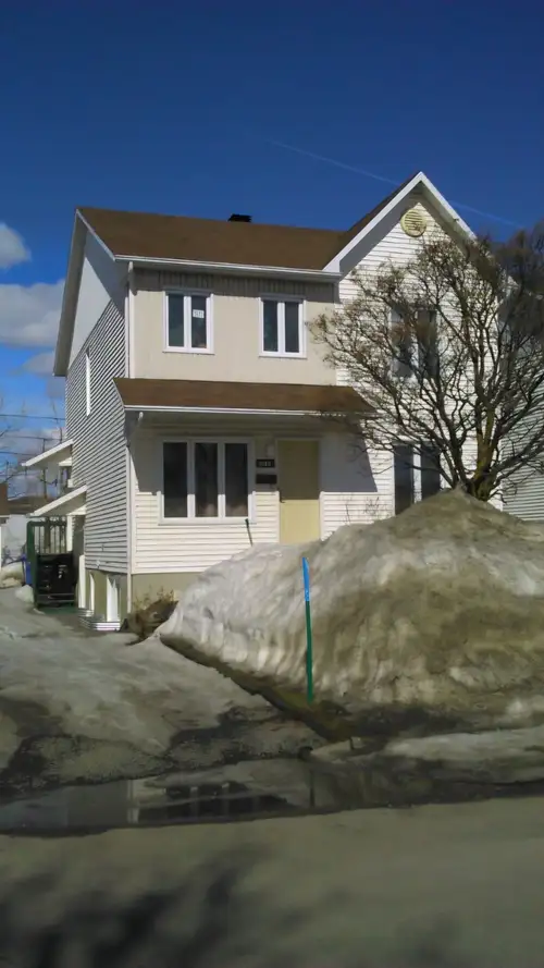 A loue dans triplex. Etage superieur. Tout RENOVE. Plancher , salle de bain, peinture etc... 1 stati...