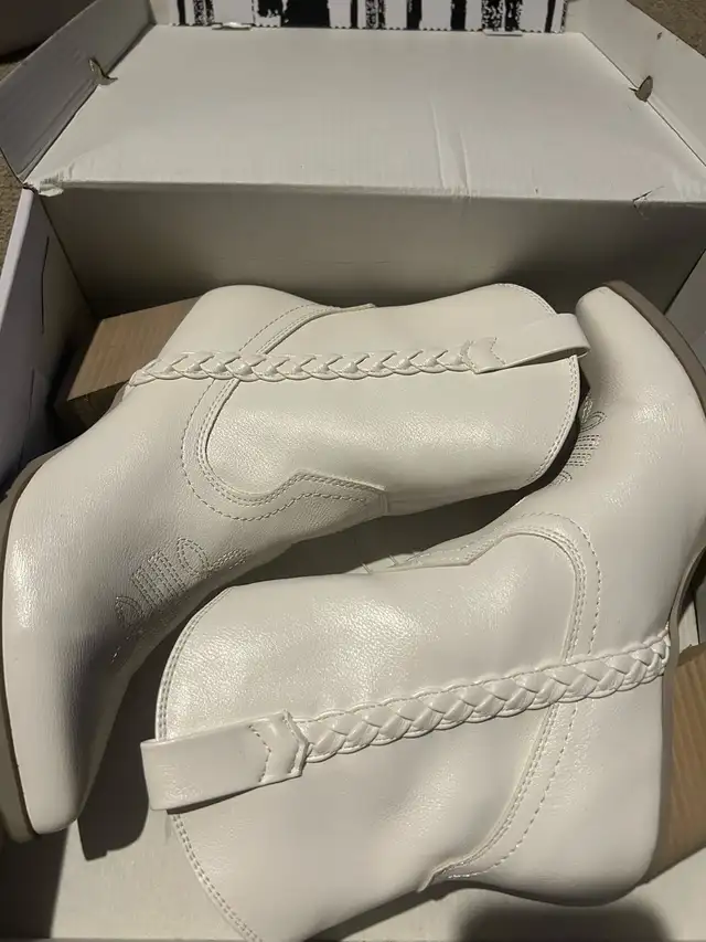 Brand New Dolce Vita Stampede Women’s Cowboy Boots - White in Women's - Shoes in Calgary - Image 9