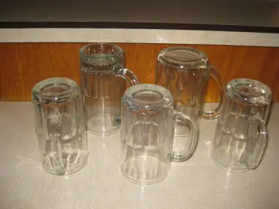 PLUSIEURS PICHETS D'EAU ET JUS - PICHET ET VERRES - MUGS, View more