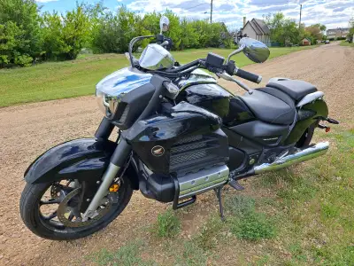2014 HONDA VALKYRIE 1832cc, 6 CYLINDERS, 17938 KS. THIS IS A EXCELLENT RUNNING MOTOCYCLE, WILL COME...