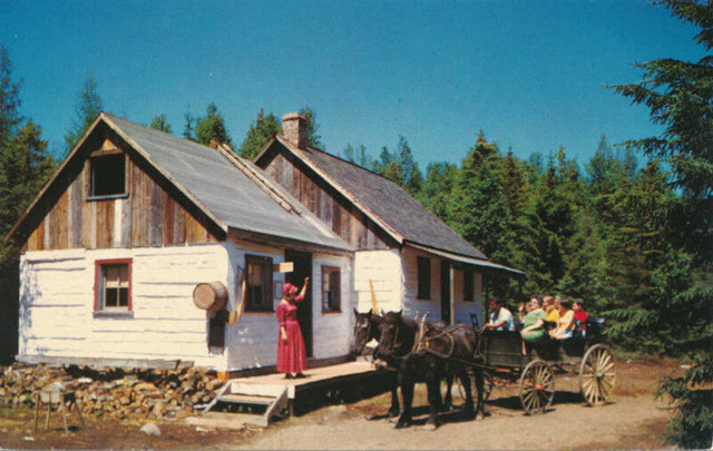 Carte postale encadrée de l'extérieur de la maison de Séraphin. dans Art et objets de collection  à Trois-Rivières - Image 2