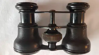 a nice Victorian opera glass enamel black with leather covering. perfect working condition it can be...
