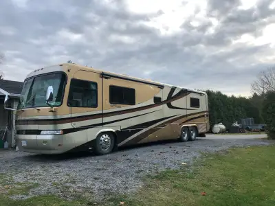 2002 Monaco 40’ executive 400 Cummins Alison 6 speed trans air leveling brakes and tires very good f...