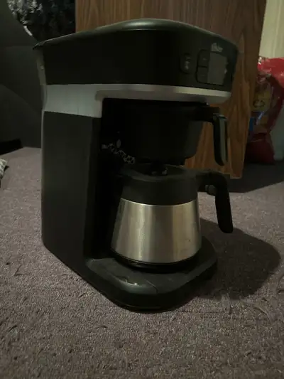 Brew the perfect cup every morning with this used Oster drip coffee maker, featuring a stainless ste...