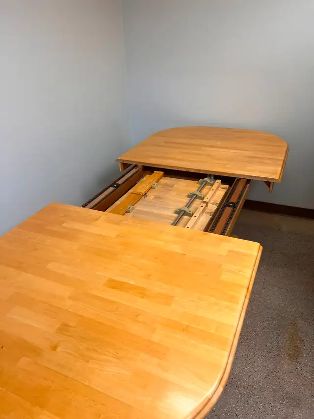 Solid Wood Pedestal Dining Table and Chairs63735876898563122