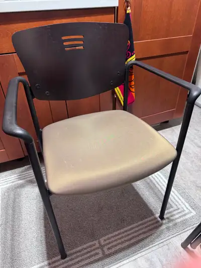 These 4 pre-owned office reception chairs feature a durable black metal frame combined with a dark w...