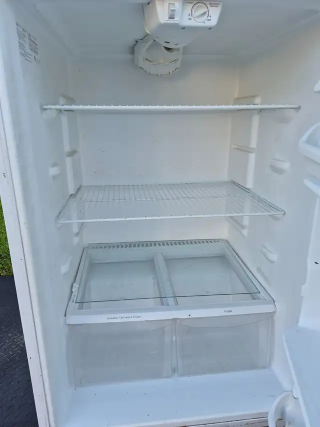 CHEAP fridge white top freezer Frigidaire 30'' in Refrigerators in Oakville / Halton Region - Image 7