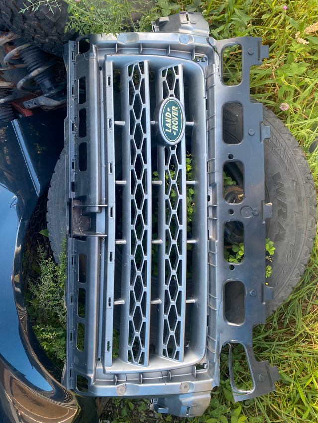 Landrover LR2 Grill in Auto Body Parts in Yarmouth