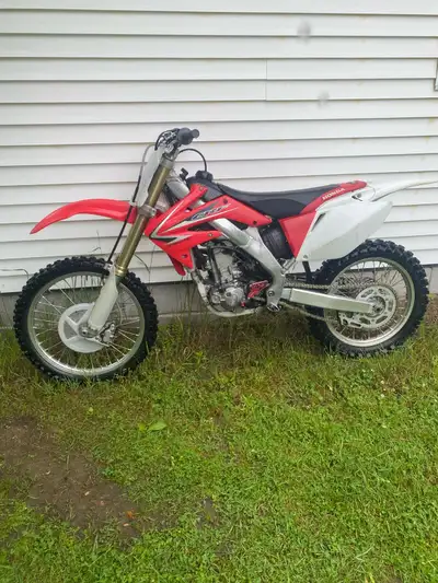 Mint 2009 Crf250r the only reason I’m selling it is because no one really to ride with so it doesn’t...