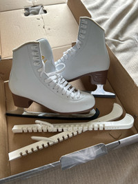 Ice skates (JACKSON MUSTIQUE)
