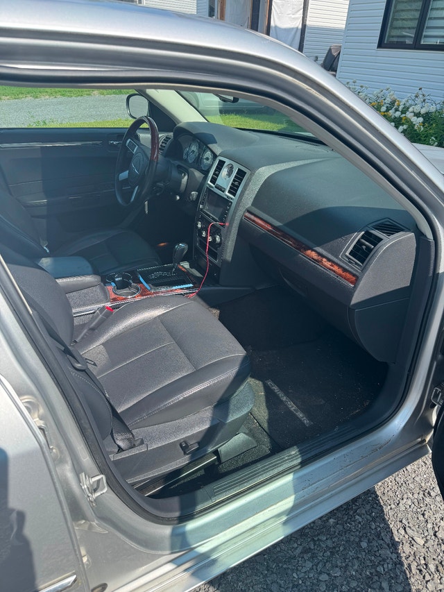 Chrysler 300 Limited bas kilométrage impeccable à vendre — photo 5