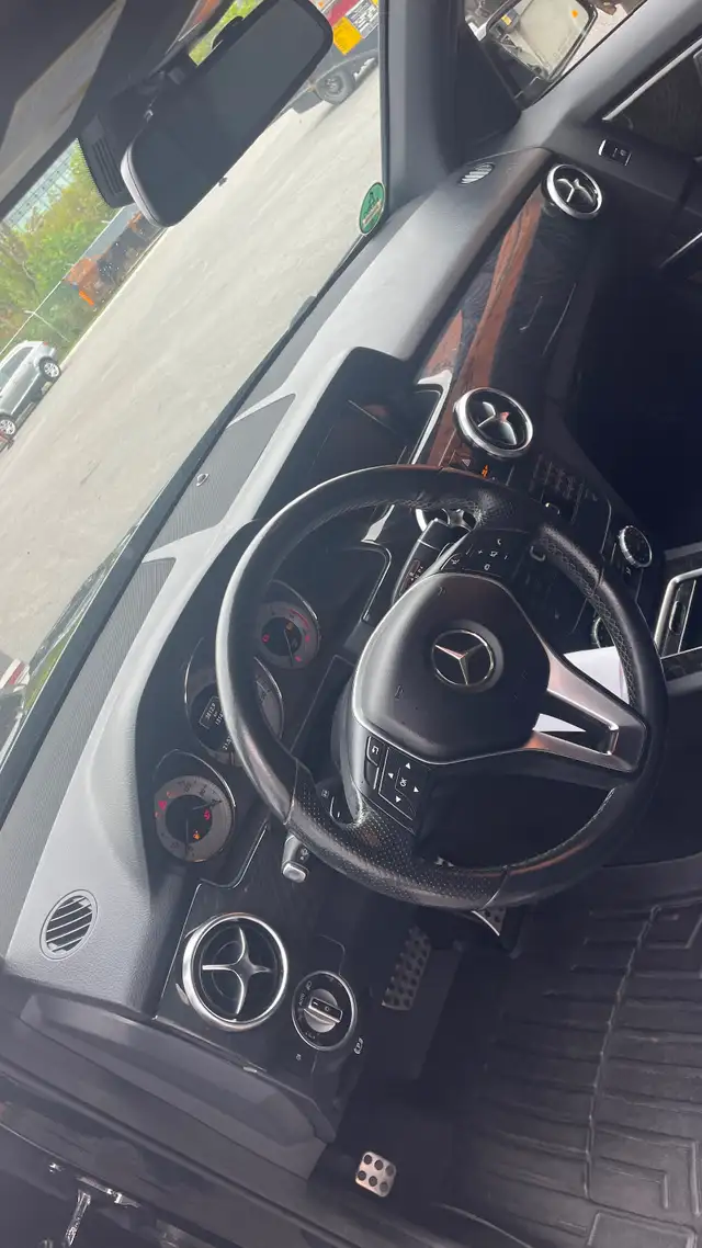 Professional mobile auto detailing service comes to your door.