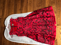 RÉDUIT * Jolie robe rouge brodée avec paillettes gr. M 
