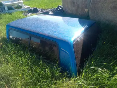 This truck canopy is designed to fit a full-size truck with an 6-foot bed, providing a secure and we...