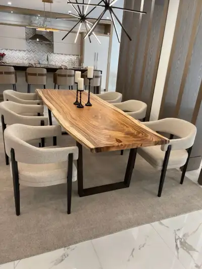 -Ensemble de salle à manger neuf avec chaises inclus tout neuf avec facture à l’appui Marque canadie...