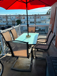 Beau set de patio avec six chaises, table et parasol