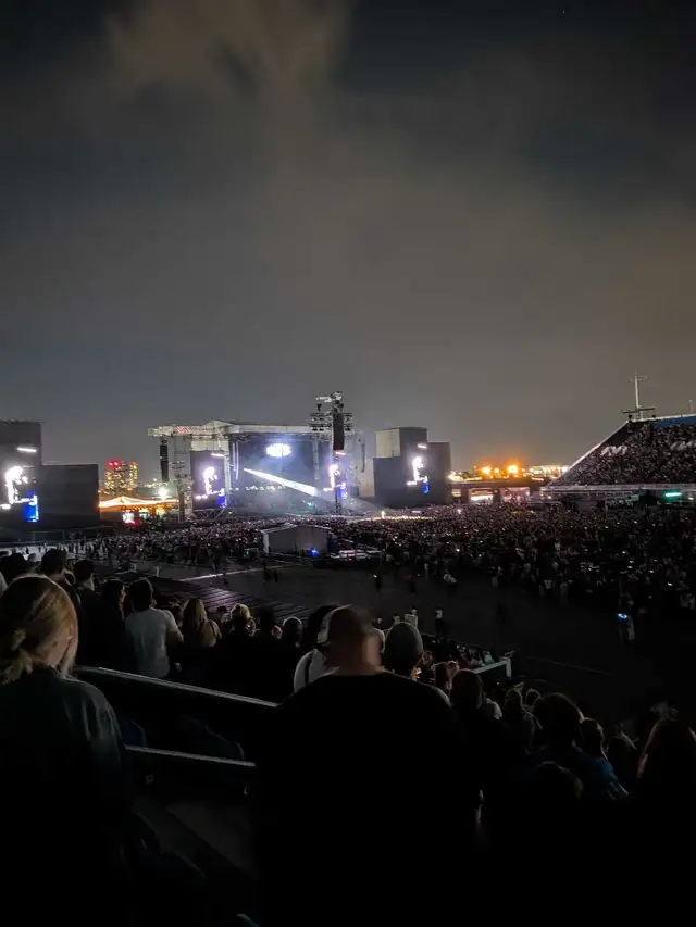 2 extra tickets for GnR tomorrow night 