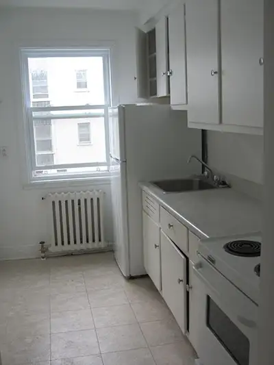 3 1/2, propre, lumineux et sécuritaire, au 2e étage, avec chambre fermée, cusinière et refrigérateur...