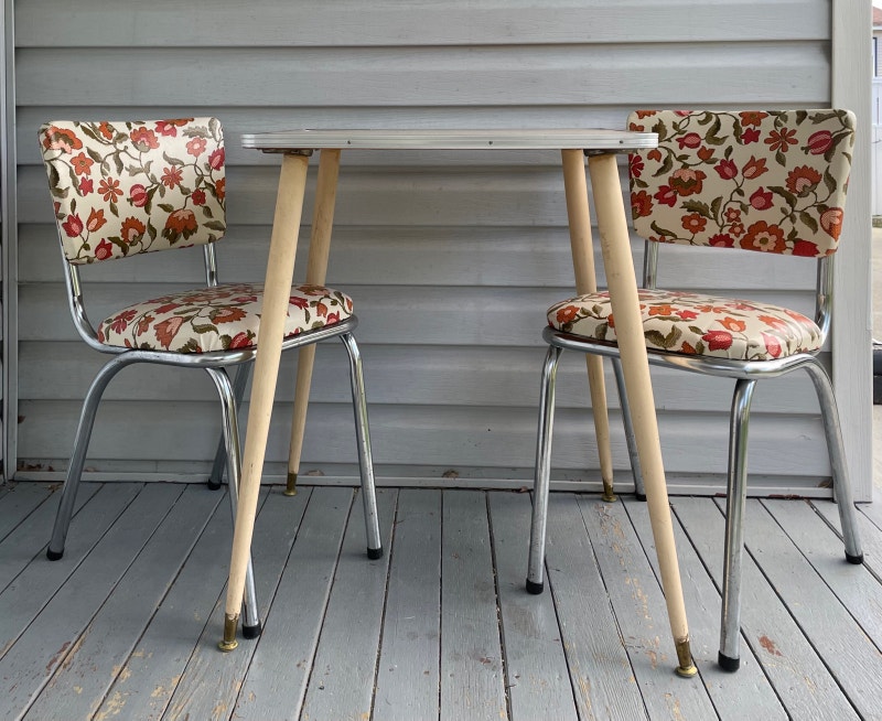 Vintage Arborite table with vintage vinyl chairs. OG retro style