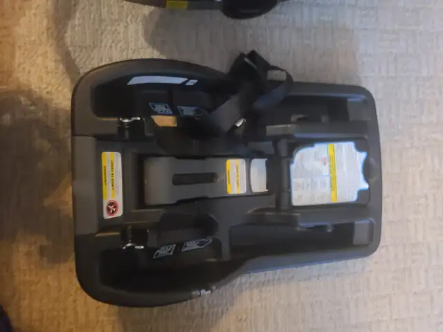 Graco SnugRide SnugLock 35 Infant Car Seat with 2 Bases + access in Strollers, Carriers & Car Seats in Oakville / Halton Region - Image 8
