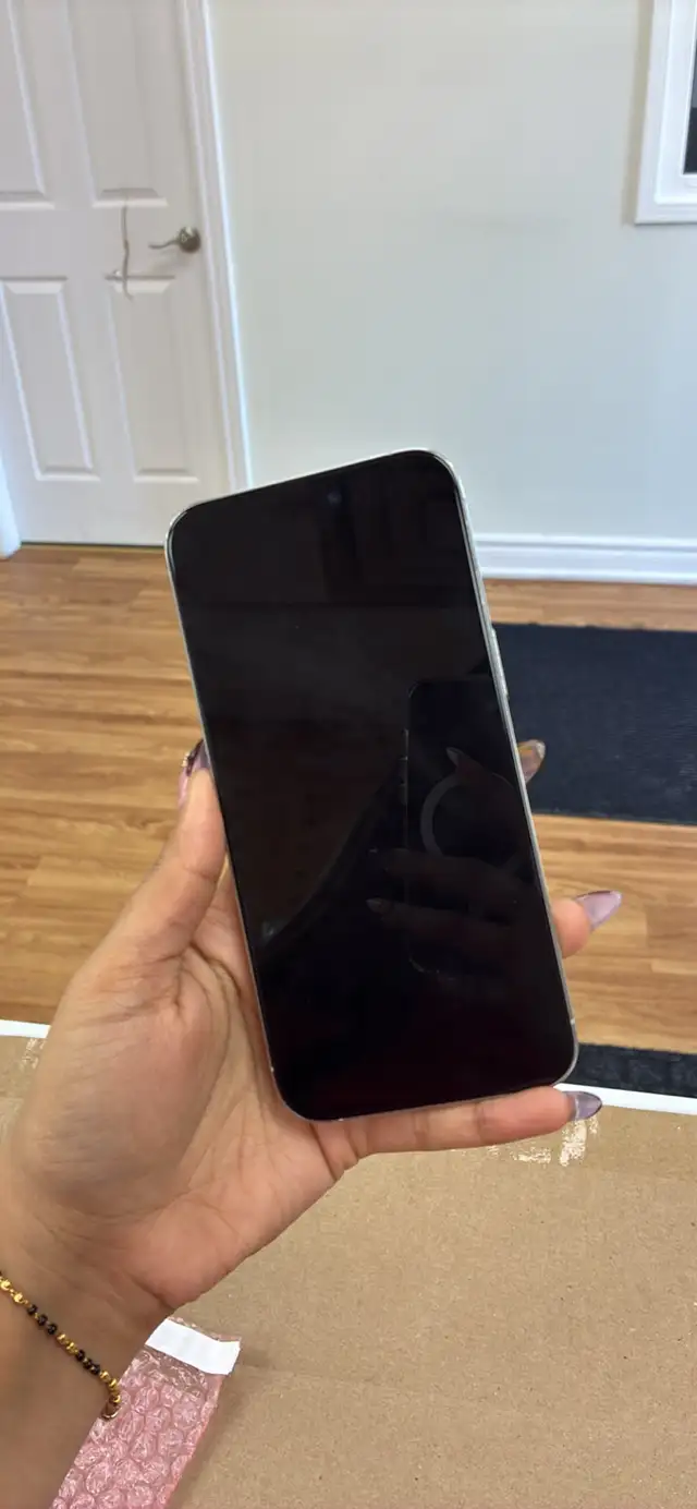 iPhone 15 Pro Max 256GB White Titanium  in Cell Phones in Mississauga / Peel Region - Image 2