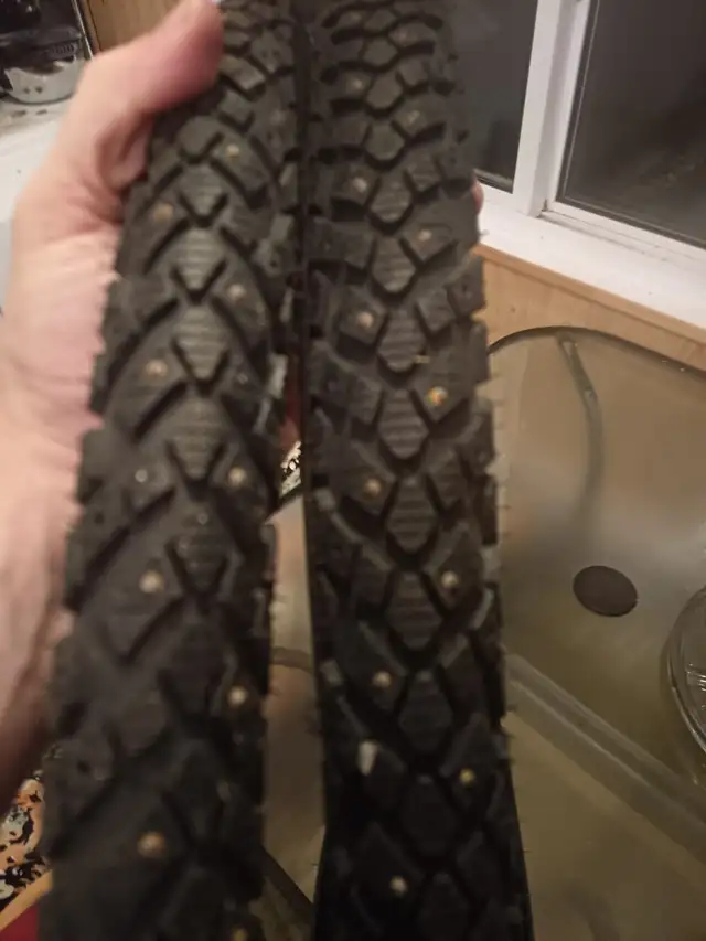 Pneus cloutés 27.5 Schwalbe Winter in Frames & Parts in City of Montréal - Image 2