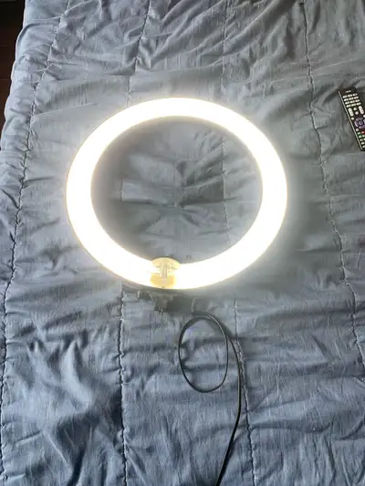 Ring light works great! Can be mounted to new support. Still has lots of life left.