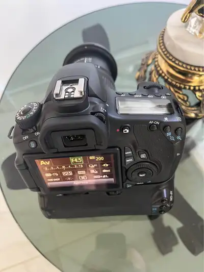 60D body, in great condition, barely used only 4,000 shutters ** Can include 580ex II flash for only...