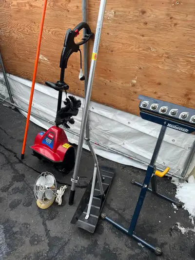 - la souffleuse à neige Toro seule sans brosse comme neuve:135$. -la pelle télescopique est vendue....