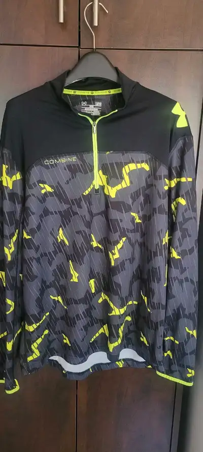 New never worn Under Armour Loose Combine golf jacket size L won this and too small retials for 119....