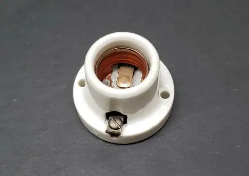 Vintage White Porcelain Light Bulb Socket in Indoor Lighting & Fans in City of Toronto - Image 3