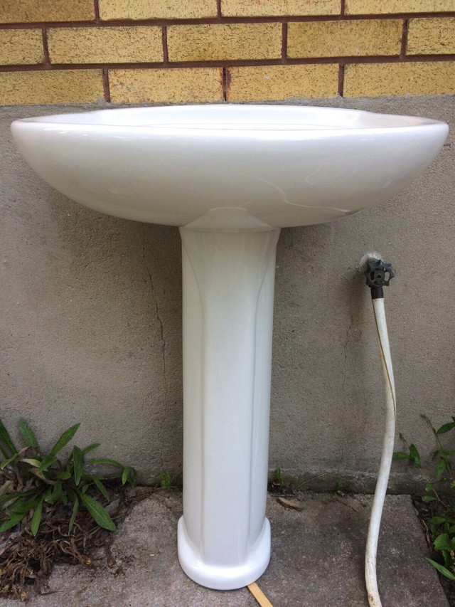 3 Pedestal sinks in Plumbing, Sinks, Toilets & Showers in Kingston