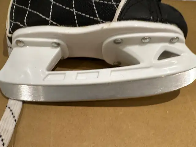 Hespeler - Hockey Skate for kids - Size US Y8 in Skates & Blades in Markham / York Region - Image 4