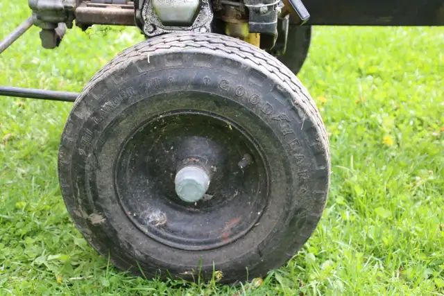 Log splitter in Lawnmowers & Leaf Blowers in Trenton - Image 9