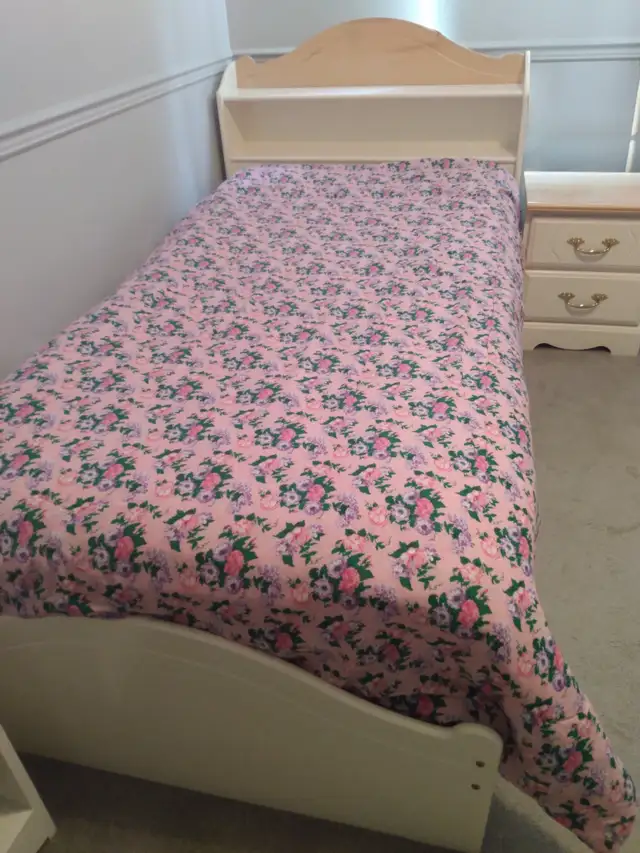 Solid wood Bedroom set in Beds & Mattresses in Bedford - Image 2