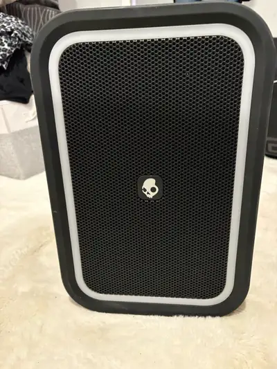 Hello i wanna sell this bluethoot speaker for 100$ it works perfectly i sell it because I’m leaving...