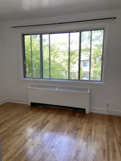 Prime location in Côte-des-Neiges 2-minute walk to Plamondon Metro Bright & clean 4½ apartment – 3rd...