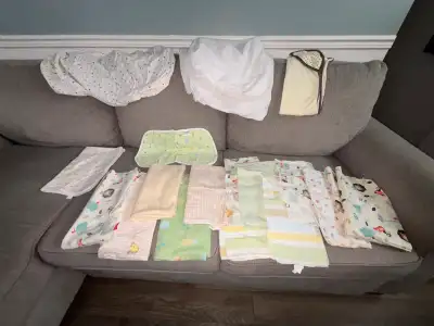 - 12 couvertures pour bébés - 1 bavette protège épaules - 1 protège matelas pour changer - 1 drap po...